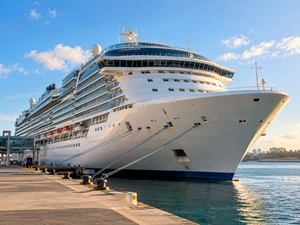 200 Cruise Residents Told to Leave Their Floating Homes in Cambodia